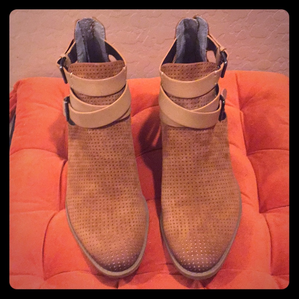 Kenneth Cole Reaction Suede Ankle Booties - Picture 2 of 8